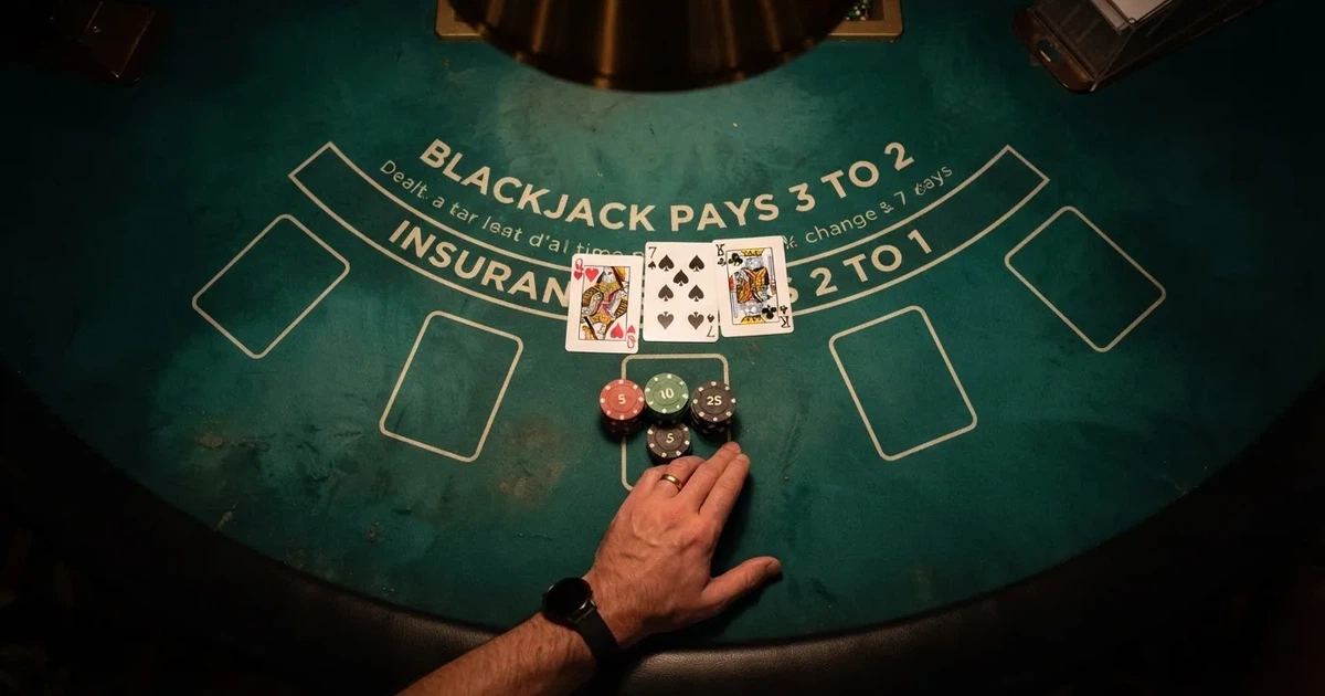 Oplyst spillebord med kort, set ovenfra — bedste blackjack i danmark
